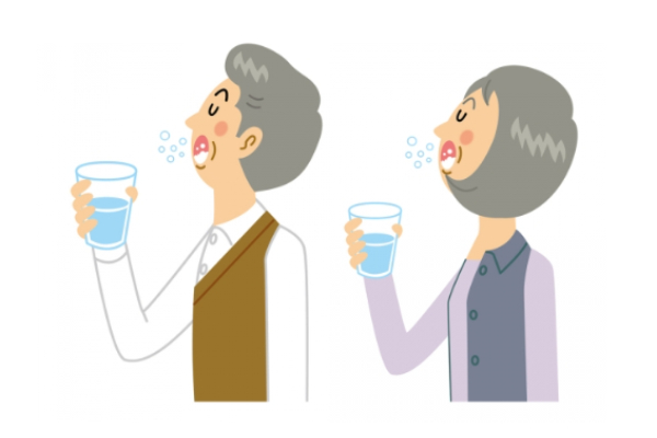 Súc miệng bằng nước muối trị loét họng hiệu quả